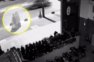Teravihe giden kadınlara otomobil &ccedil;arptı: 3 yaralı