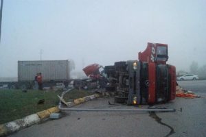 TIR kırmızı ışıkta duran iki araca &ccedil;arptı: 3 yaralı