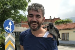 Bursa'da başına yavru karga kondu, karga ailesi onu rahat bırakmadı