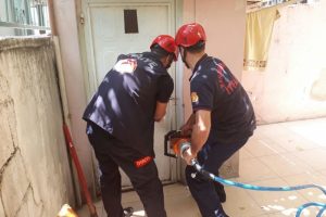 Tuvalette mahsur kalan &ccedil;ocuğu itfaiye kurtardı