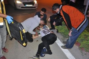 Bursa'da otomobille &ccedil;arpışan motosikletteki 2 Suriyeli yaralandı