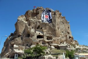 D&uuml;nyanın en y&uuml;ksek peribacasına Beşiktaş bayrağı asıldı