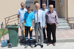 13 yıldır mahalleyi temizleyen g&ouml;revliye b&uuml;y&uuml;k jest