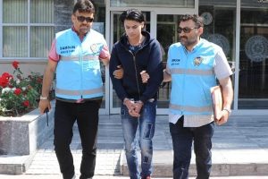 Suriyeli kadının &ccedil;antasını &ccedil;alan Iraklı yakalandı