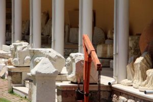 1500 yıllık rahip heykeli m&uuml;ze bah&ccedil;esinden &ccedil;alındı