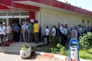 Diyarbakır'da ucuz et almak isteyenler saatlerce bekliyor