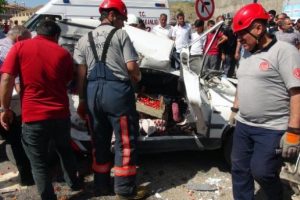 Feci kaza: 1 &ouml;l&uuml;, 2 yaralı