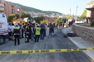 Freni patlayan silindir, kaldırımdaki imamın &uuml;zerinden ge&ccedil;ti