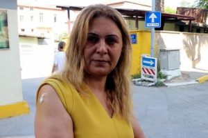 Şehrin ortasında kadın gazeteciye maganda dayağı!