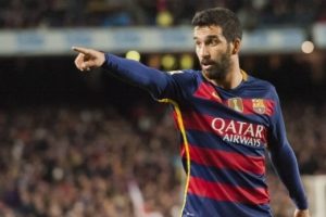 "Arda Turan, Barcelona'yı &ouml;ğrenci evine &ccedil;evirdi; arabesk şarkı a&ccedil;ıp..."