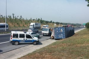 TEM'de minib&uuml;s TIR'a &ccedil;arptı: 2 &ouml;l&uuml;