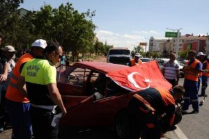 İki otomobil Bursa plakalı TIR'a &ccedil;arptı: 2 yaralı