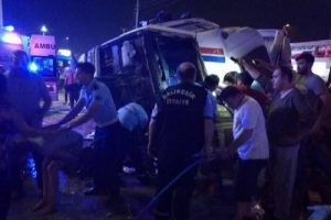 Kavşakta zincirleme trafik kazası: 12 yaralı