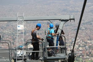 Bursa teleferikte ekmeklerini &ouml;l&uuml;me meydan okuyarak &ccedil;ıkartıyor