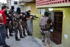 400 polisle ka&ccedil;ak h&uuml;k&uuml;ml&uuml; operasyonu: 10 g&ouml;zaltı
