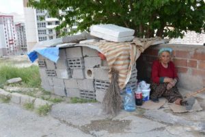 Kızıyla kavga edince sokakta kaldı
