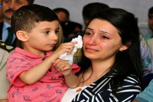 Şehidin minik oğlu annesinin g&ouml;zyaşlarını sildi