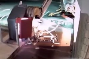 &Ccedil;aldığı iş makinesiyle ATM'yi soymak istedi