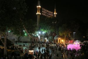 Ey&uuml;p Sultan ziyaret&ccedil;ilerle dolup taşıyor