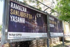 Diyarbakır'da 'Ramazan Şanlıurfa'da Yaşanır' afişlerine tepki