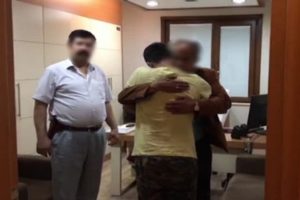 Ka&ccedil;ırılan Afgan &ccedil;ocuk amcasına b&ouml;yle kavuştu