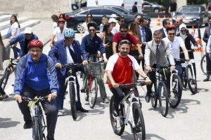 Milletvekilleri Meclis'te bisikletle tur attı