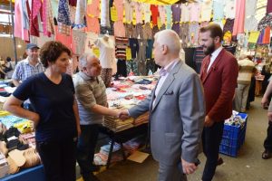 Bursa Nil&uuml;fer Belediye Başkanı Bozbey pazarda esnafı dinledi
