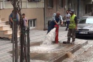 Yağmur yağmadan evleri su bastı