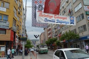 Bursa Gemlik'te Beşiktaş bayrakları s&ouml;k&uuml;lmek istendi