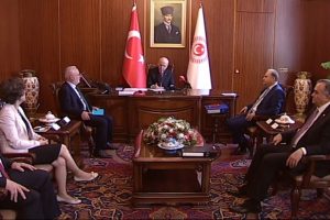 HDP'li vekilin zor anları!
