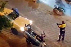 Polis, 'Dur' ihtarına uymayan s&uuml;r&uuml;c&uuml;ye silah &ccedil;ekti