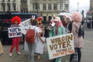 Londra'da oy vermeye teşvik i&ccedil;in 'Bakire Se&ccedil;menler' hareketi