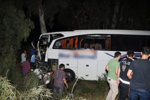 Mersin'de yolcu otob&uuml;s&uuml; kamyonla &ccedil;arpıştı: 1 &ouml;l&uuml;, 20 yaralı
