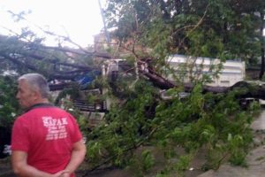 Sağanak yağış kazaları beraberinde getirdi: 2 &ouml;l&uuml;, 12 yaralı