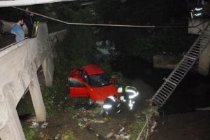 Otomobil dereye u&ccedil;tu: 5 yaralı