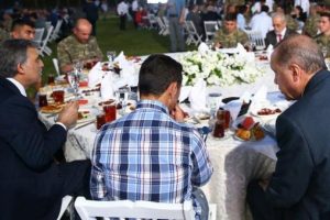 Erdoğan ve G&uuml;l iftarda bir araya geldi