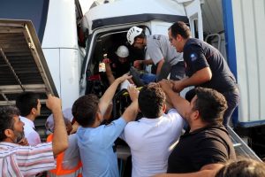 Rus turistleri taşıyan otob&uuml;sle TIR &ccedil;arpıştı: 6 yaralı