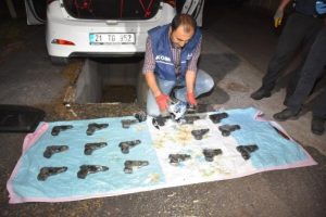 Otomobilde ele ge&ccedil;en 18 tabancada PKK ş&uuml;phesi