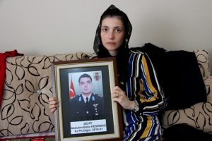 Şehit pilot &uuml;steğmenin eşi: Yine olsa yine onunla evlenirdim