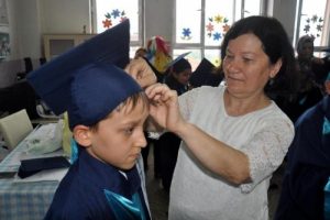 Emekliye ayrılan &ouml;ğretmenin vedası ağlattı