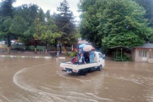 Bursa'da &ouml;ğrenciler karne almak i&ccedil;in okul binasına kamyonetle taşındı