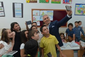 Bursa Nilüfer Belediye Başkanı Bozbey öğrencilerin karne sevincine ortak oldu