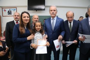 Bursa B&uuml;y&uuml;kşehir Belediye Başkanı Altepe &ouml;ğrencilere karne dağıttı