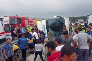 Samsun'da acemi erleri taşıyan otob&uuml;s devrildi