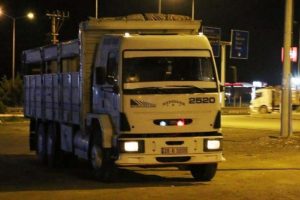 Jenerat&ouml;rleri vin&ccedil;le kamyona y&uuml;kleyip &ccedil;aldılar