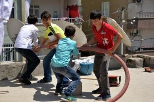 Yangına m&uuml;dahale eden itfaye ekibine &ccedil;ocuklar da yardım etti