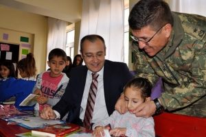 &Ouml;ğrencilerin karnelerini asker ve polisler dağıttı