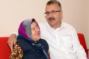 Bursa'da 50 yaşındaki g&ouml;rme engelli kadının Erdoğan sevgisi