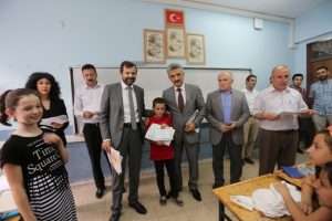Bursa'da G&uuml;rsulu &ouml;ğrencilerin karne sevinci