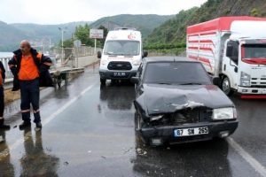Zonguldak'ta iki otomobil &ccedil;arpıştı: 1 yaralı